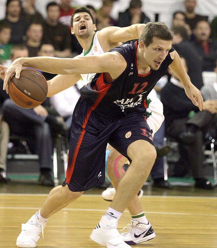 Mirza Teletovic, todo un bombardero para el Caja Laboral. El balcánico fue elegido mejor jugador de la última final de la Copa del Rey.