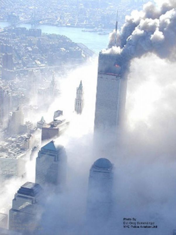 Los helicópteros de la Policía de Nueva York captan la columna de humo provocada por la caída de la primera torre.