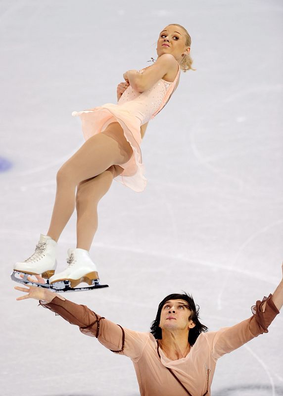 Los rusos Maria Mukhortova y MaximTrankov compiten durante la prueba de patinaje artístico