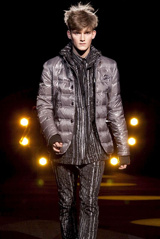 El gris es otro de los colores estrella para la propuesta para de Custo para el próximo invierno.