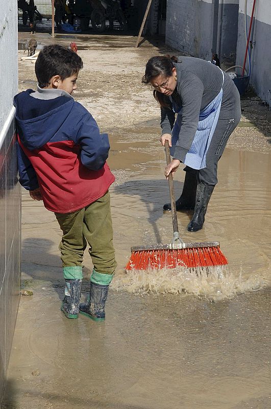 CRECIDA GUADALETE OBLIGA A DESALOJAR A CINCO FAMILIAS EN LA ZONA RURAL JEREZ