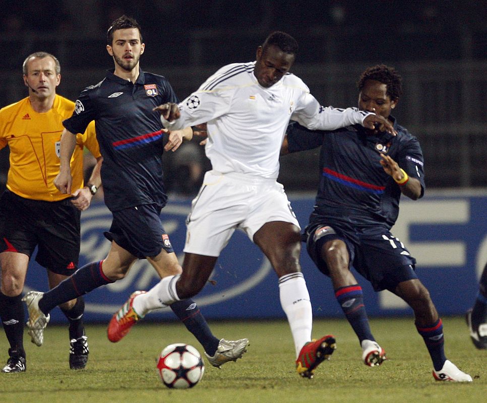 Diarra conduce el balón ante el jugador del Olympique de Lyon, Makoun.