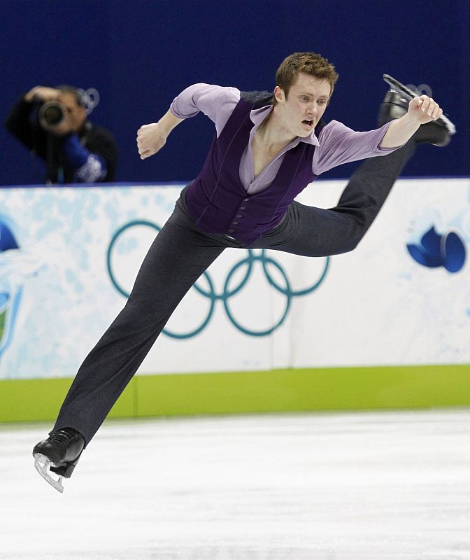 El estadounidense Jeremy Abbott haciendo una de esas posturas que sólo en el patinaje artístico se pueden ver.