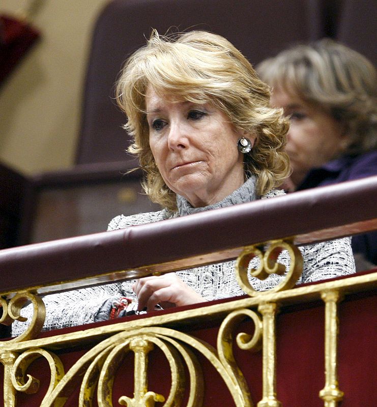 La presidenta de la Comunidad de Madrid, Esperanza Aguirre, sigue desde la tribuna de invitados el debate.