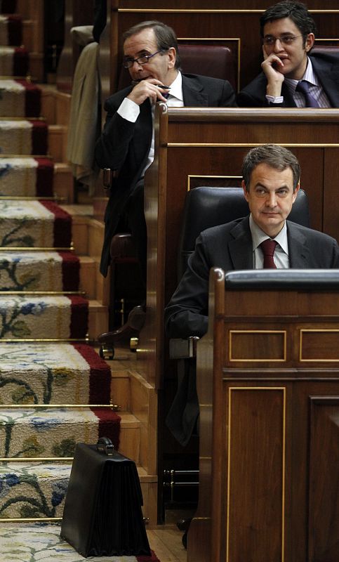 El presidente del Gobierno, José Luis Rodríguez Zapatero, escucha al líder de la oposición en el Congreso de los Diputados.