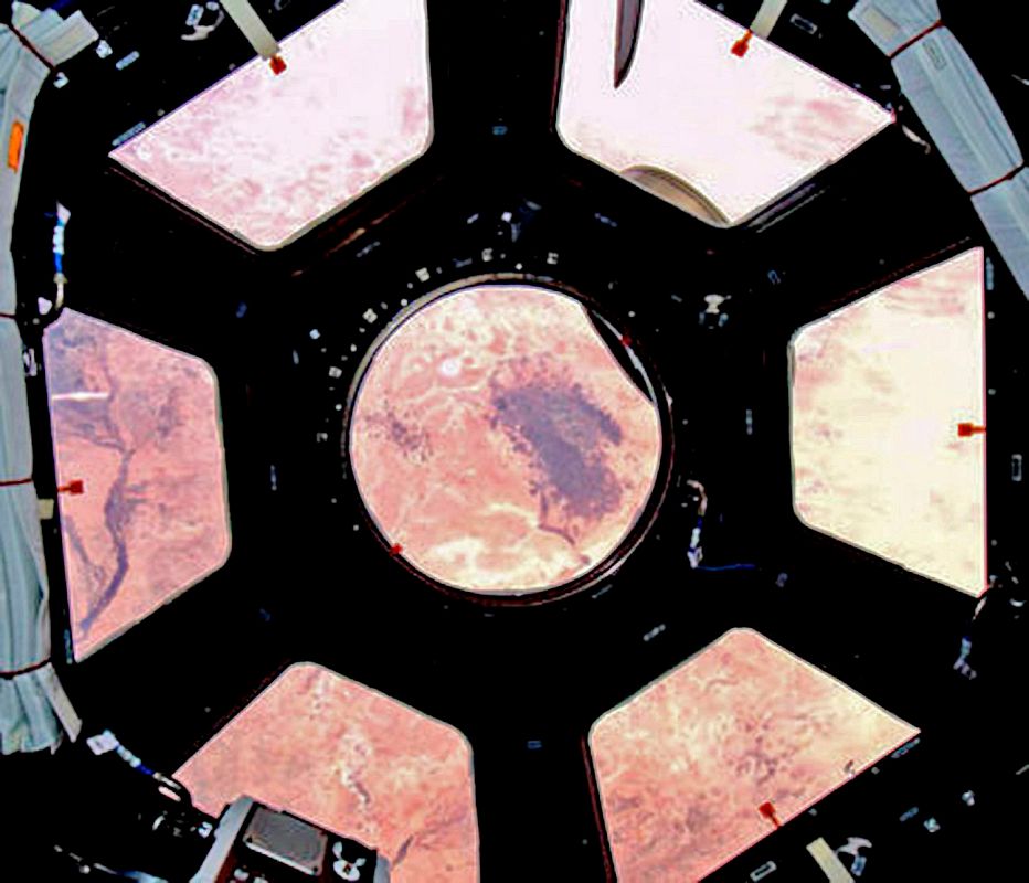 Fotografía facilitada por la NASA de una vista tomada por el astronauta japonés Soichi Noguchi desde el interior de la cúpula desde donde es visible el desierto de Sáhara.