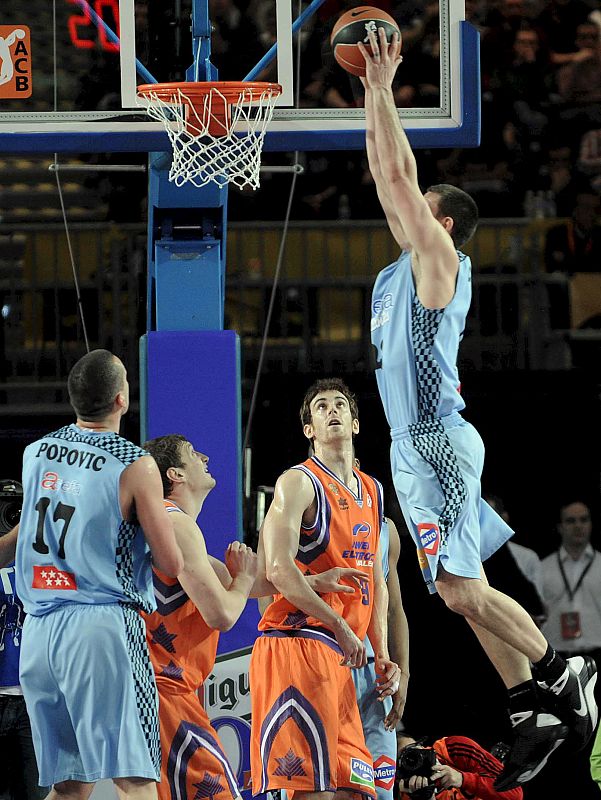 El ala-pívot estadounidense del Asefa Estudiantes, Nick Caner-Medley, mata la canasta ante su compañero, el pívot serbio Petar Popovic.