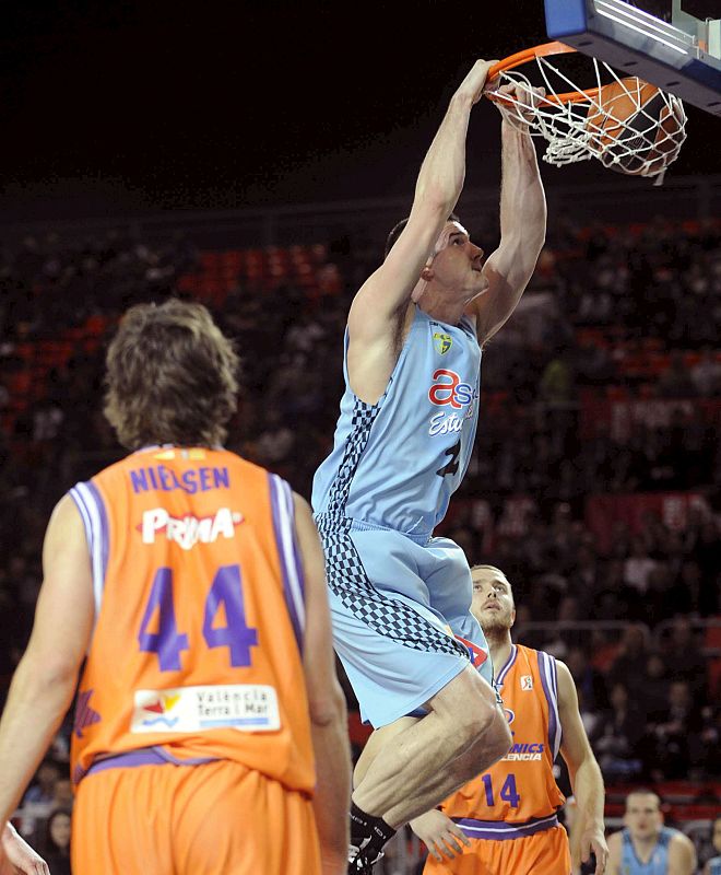Nik Caner-Medley, machaca el aro del Power Electronics Valencia.