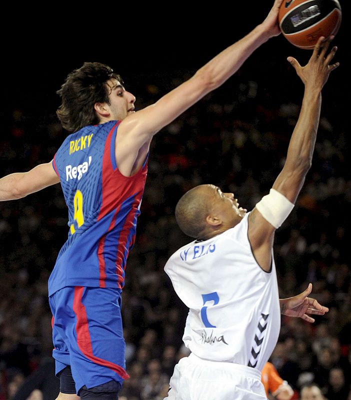 El base del Regal FC Barcelona, Ricky Rubio, tapona la entrada a canasta de Tyrone Ellis.