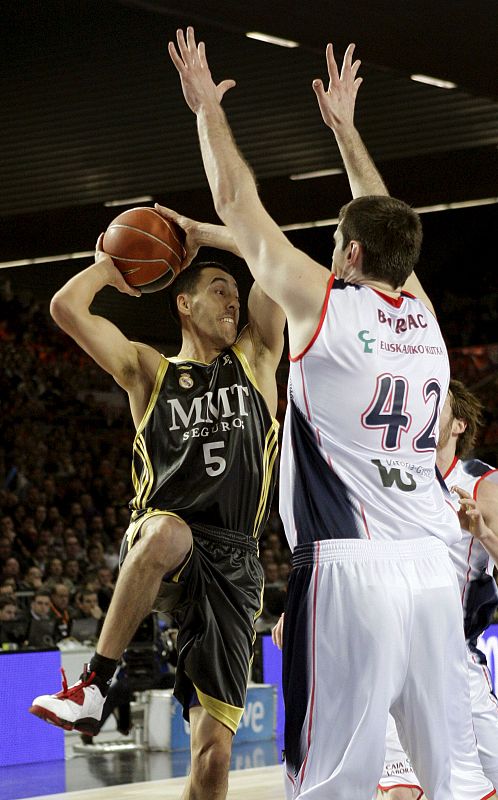 El base argentino del Real Madrid, Pablo Prigioni, intenta el pase ante la defensa del pívot croata del Caja Laboral Baskonia, Stanko Barac.