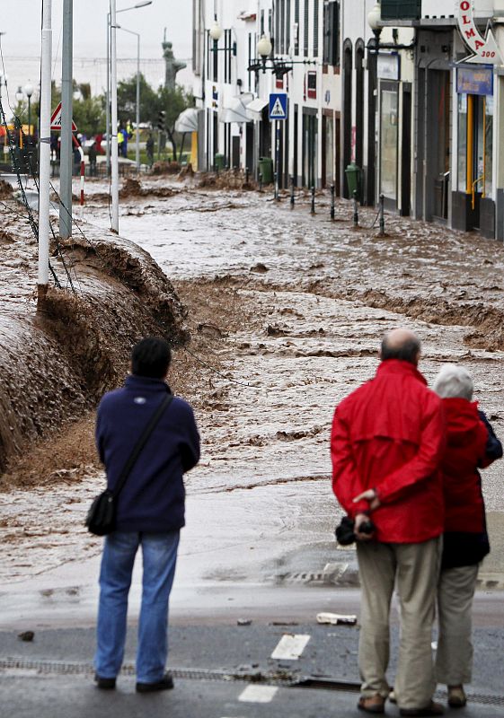 AL MENOS 30 MUERTOS POR LAS INUNDACIONES EN MADEIRA