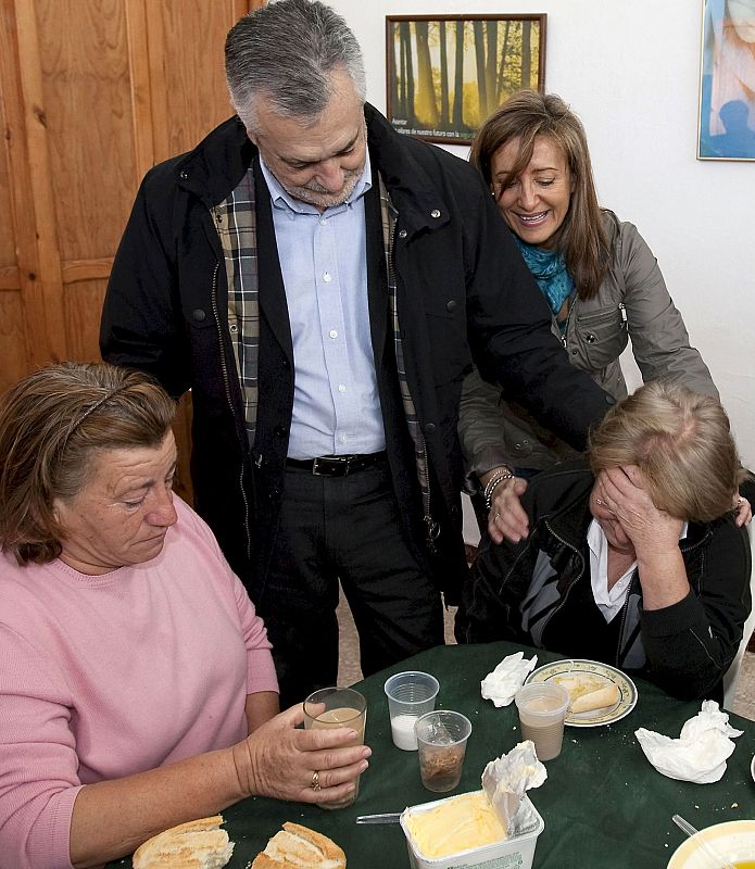 El presidente de la Junta, José Antonio Griñán, conversa con varias vecinas de Jerez