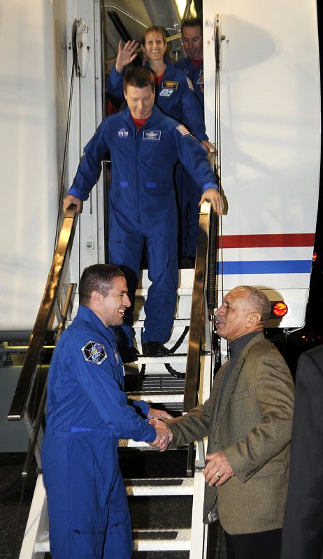 "Bienvenidos a casa y felicidades por esta excelente misión", ha dicho el control de la NASA a los seis tripulantes del Endeavour al bajar de la nave.