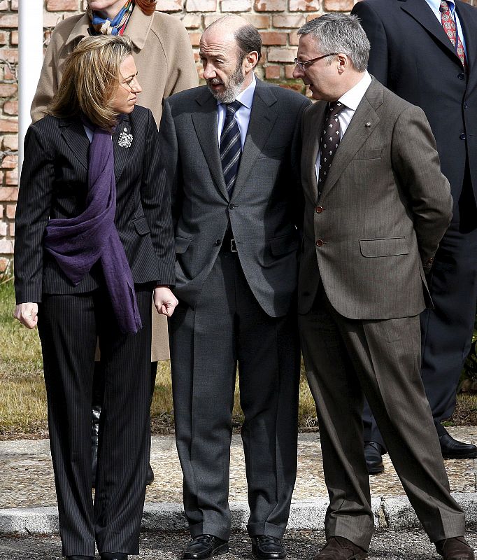 Los ministros de Defensa, Carme Chacón; Interior, Alfredo Pérez Rubalcaba, y Fomento, José Blanco, antes de la II Reunión de Alto Nivel hispano-turca, en el Palacio de la Moncloa.