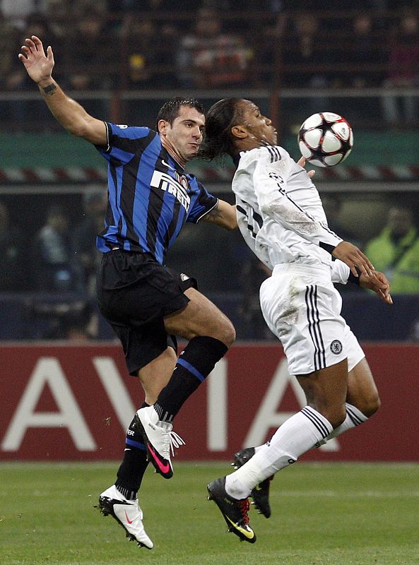 Drogba pelea un balón con Stankovic.