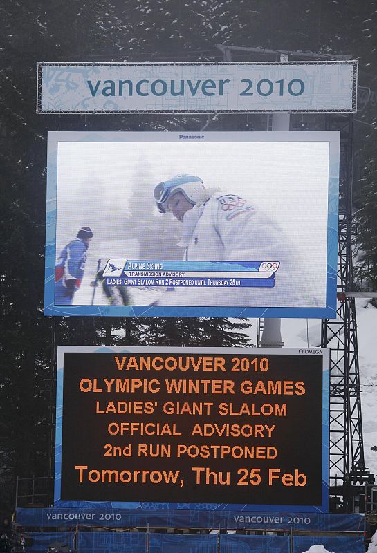 La gran pantalla instalada en la pista de Whistler anunciaba el aplazamiento.