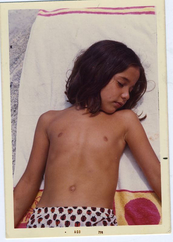 Marta, tomando el sol en la playa.