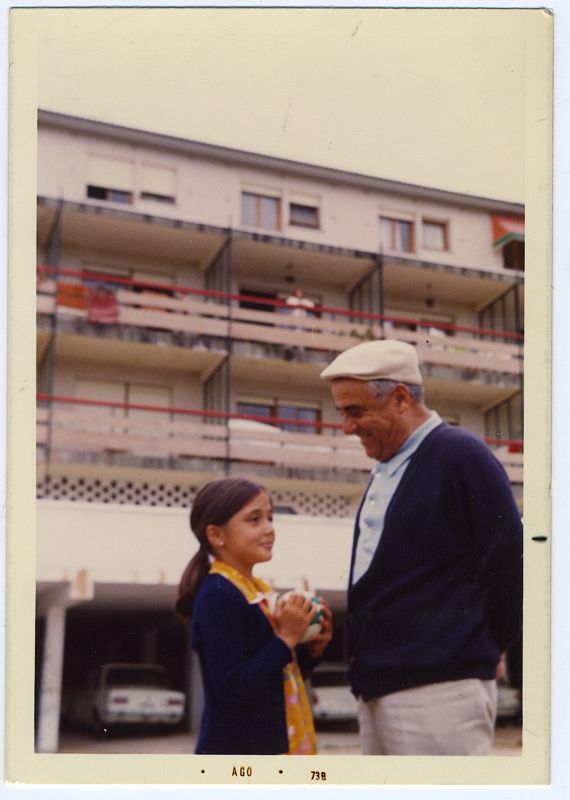 Con su abuelo otra vez, en esta ocasión en Arnelas en el año 1973.