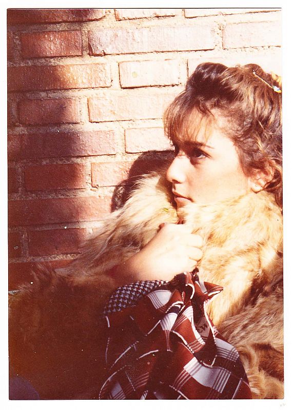 Marta a los16 años con la ropa de su madre.