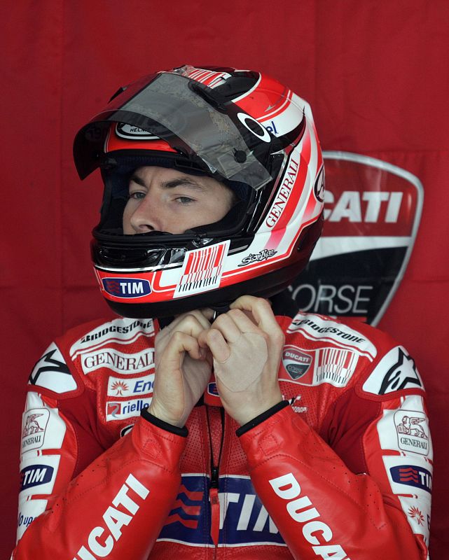 Nicky Hayden se abrocha el casco antes de saltar al trazado de Sepang.