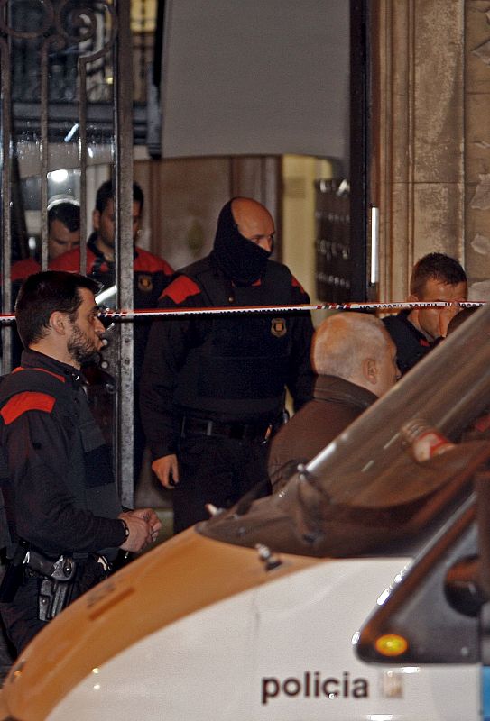 Efectivos de los Mossos d'Esquadra salen del local en el que se ha producido el tiroteo.