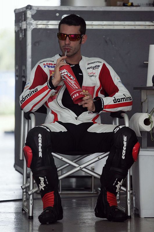 Marco Melandri se toma un respiro dentro de su box durante los entrenamientos.