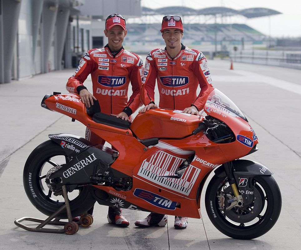 El piloto australiano Casey Stoner (izda) y su compañero de equipo el estadounidense Nicky Hayden de Ducati Malboro, posan juntos con su nueva moto, la GP10.