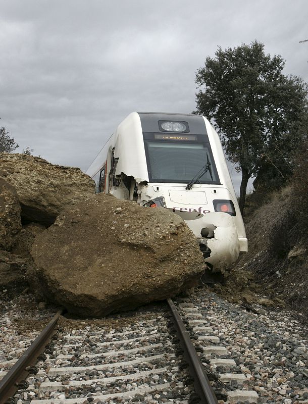 INTERRUMPEN CIRCULACIÓN FERROVIARIA AL DESCARRILAR TREN POR DESPRENDIMIENTOS