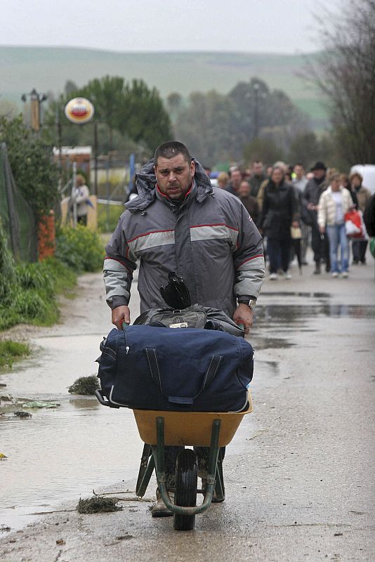 Un grupode gente deambula por una zona inundada de Fontanar de Quintos, tras las lluvias de las últimas semanas. Han sido muchas las personas que han tenido que ser desalojadas de sus viviendas.