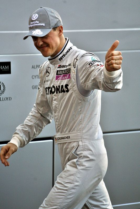 El piloto alemán Michael Schumacher (Mercedes) saluda a su llegada al box en la segunda jornada de entrenamientos en Montmeló.