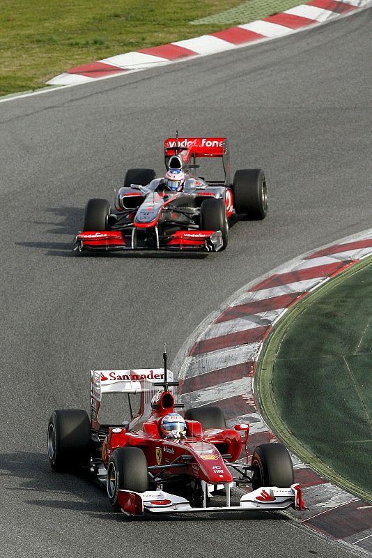 El piloto español de Fórmula Uno Fernando Alonso (Ferrari), seguido del británico Jenson Buton (McLaren).