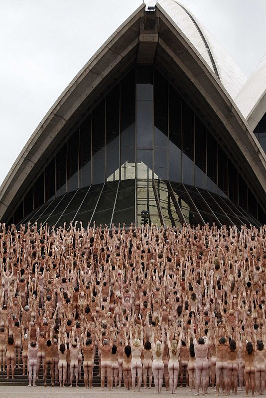 Los desnudos y la particular cúpula de la Ópera se fusionaron en la composición fotográfica