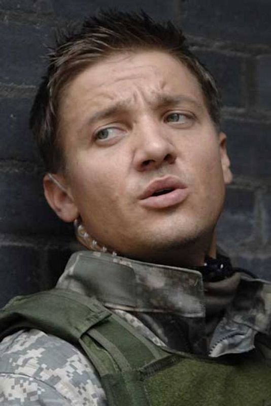 En "Tierra Hostil", Jeremy Renner da vida al conflictivo soldado William James y muestra los riesgos a los que se somete un equipo de desactivación de bombas en la guerra de Irak