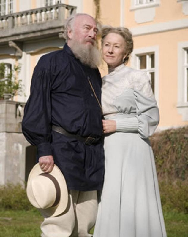 En "The Last Nation", Christopher Plummer interpreta al escritor ruso Leon Tolstoi, autor de novelas como "Guerra y Paz". Comparte, además, reparto con Helen Mirren.