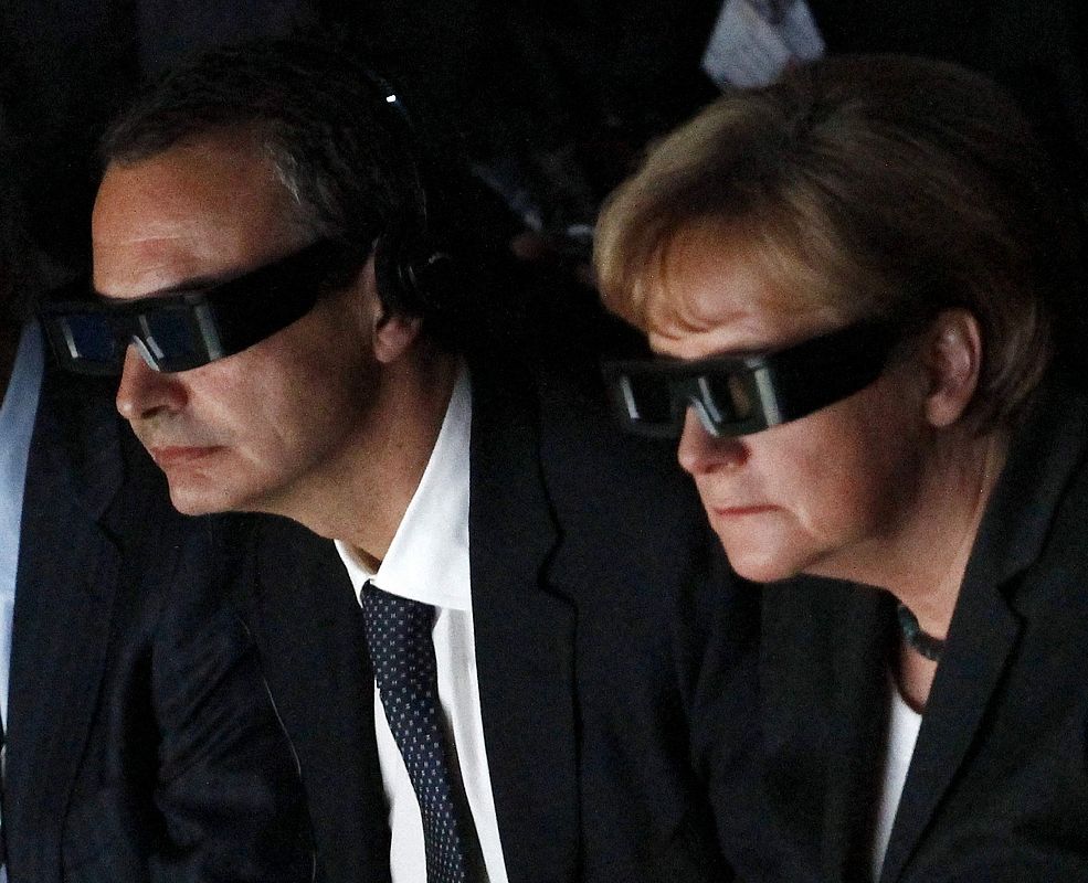 José Luis Rodríguez Zapatero y la canciller alemana Ángela Merkel, con unas gafas 3D durante la ceremonia de apertura del CeBiT, donde España es el país invitado.