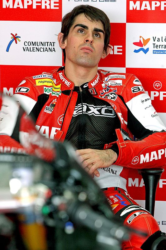 Julián Simón observa el monitor de tiempos en su box.