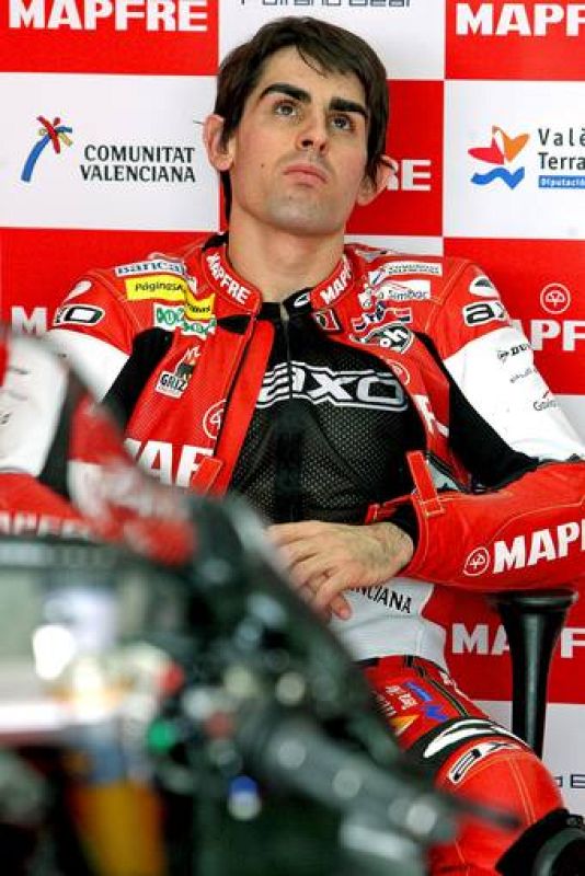 Julián Simón observa el monitor de tiempos en su box.