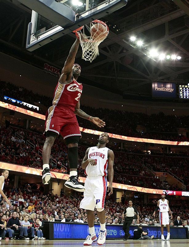 Hasta caer desmayado, Stuckey ha'bia marcado ocho puntos y entregado 10 asistencias en 25 minutos de juego. En la imagen, Lebron James machaca el aro ante el base de los Pistons.