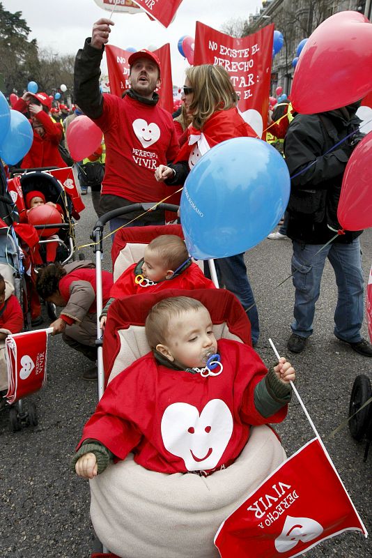 MILES DE PERSONAS PIDEN EN LA CALLE LA DEROGACIÓN DE LA LEY DEL ABORTO