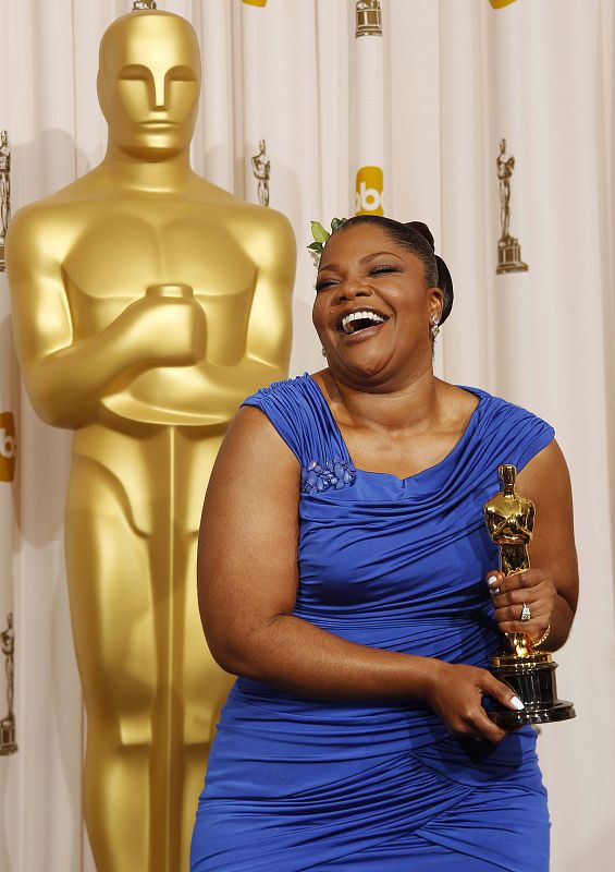 Actress Mo'Nique poses with her best supporting actress Oscar for "Precious: Based on the Novel 'Push' by Sapphire" in Hollywood
