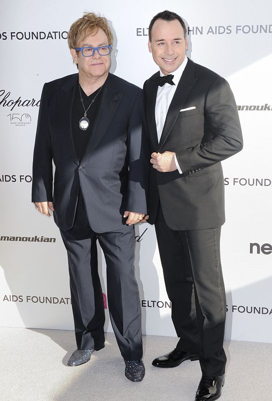 El cantante Elton John (en la foto, junto a su marido David Furnish) lleva 18 años organizando a través de su Fundación para el SIDA una de las fiestas más importantes de la noche de los Oscar.