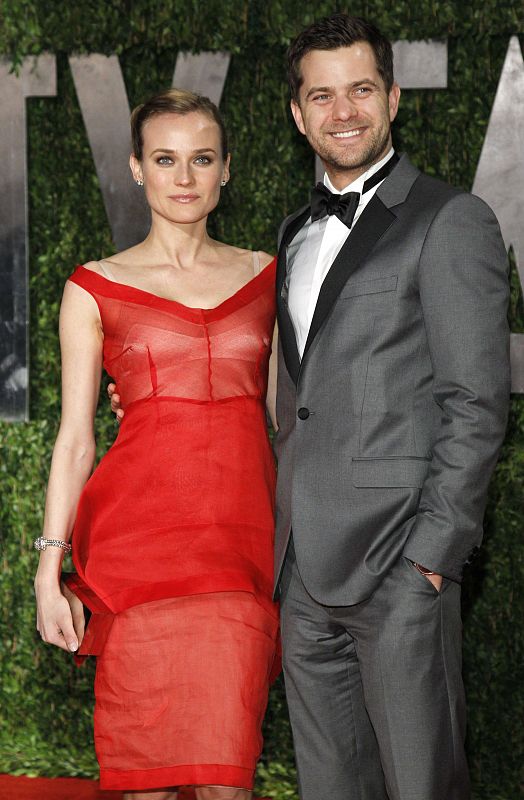 Los actores Diane Kruger y Joshua Jackson llegan a la fiesta de Vanity Fair posterior a los Oscar.