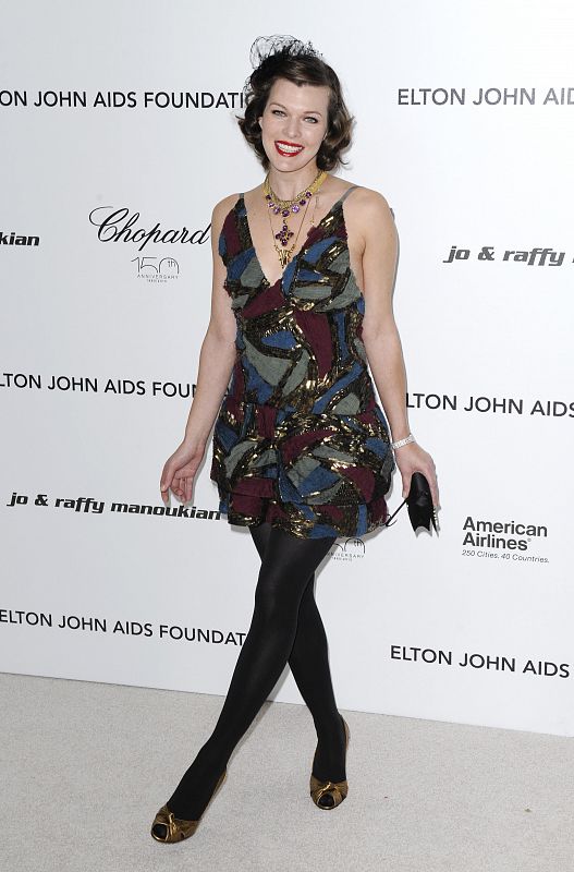 Milla Jovovich no faltó a la cita de Elton John.