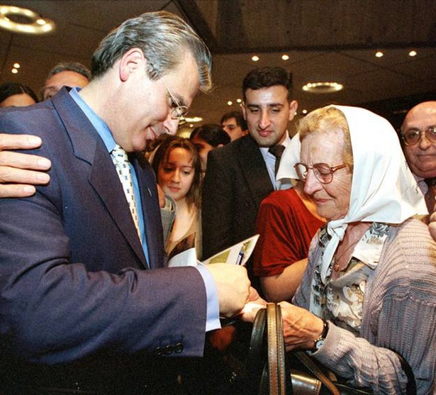 SPANISH JUDGE GARZON GIVES AUTOGRAPHS IN BUENOS AIRES.