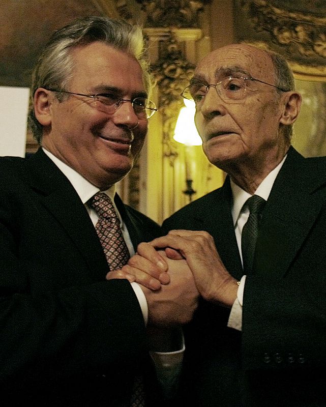 Saramago of Portugal, Nobel Literature laureate in 1998, shakes hands with Spanish judge Garzon during conference in Lisbon