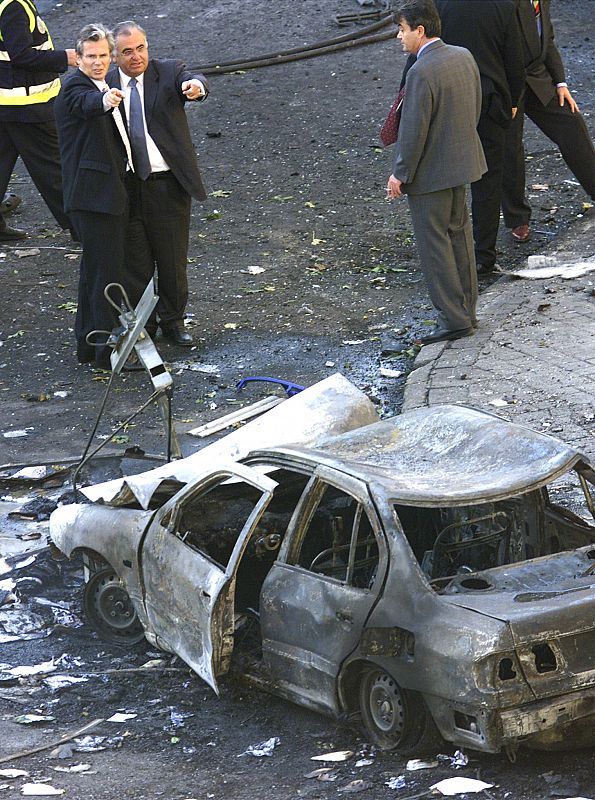 Baltasar Garzon y el director general de la Policía Nacional, Juan Cotino, inspeccionan la zona en la que un coche bomba de ETA causó la muerte al juez del Tribunal Supremo José Francisco Querol Lombardero, su conductor y su guardaespaldas,