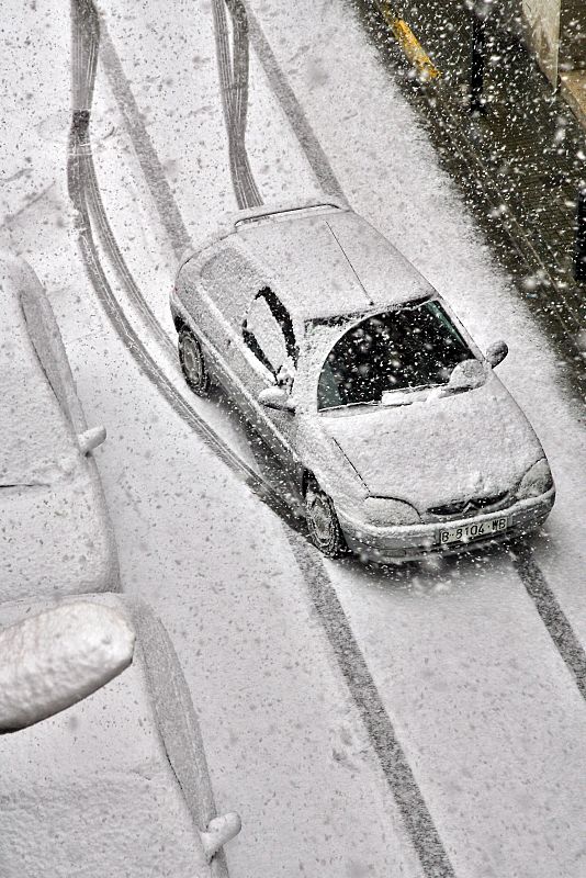 Dificultades para circular en Cornellá debido a la nieve