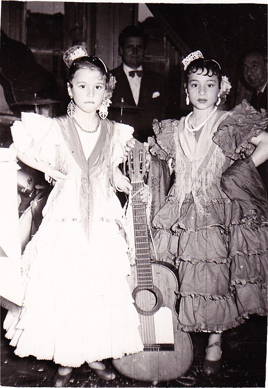 Paloma (a la derecha) con una amiga en el casino (año 1957)