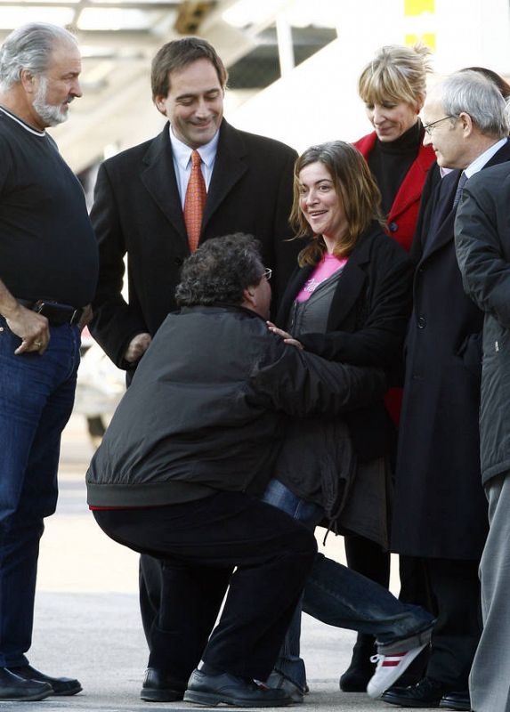 Los compañeros de la ONG 'Barcelona Acció Solidaria' bromean con Alicia Gámez tras su reencuentro.