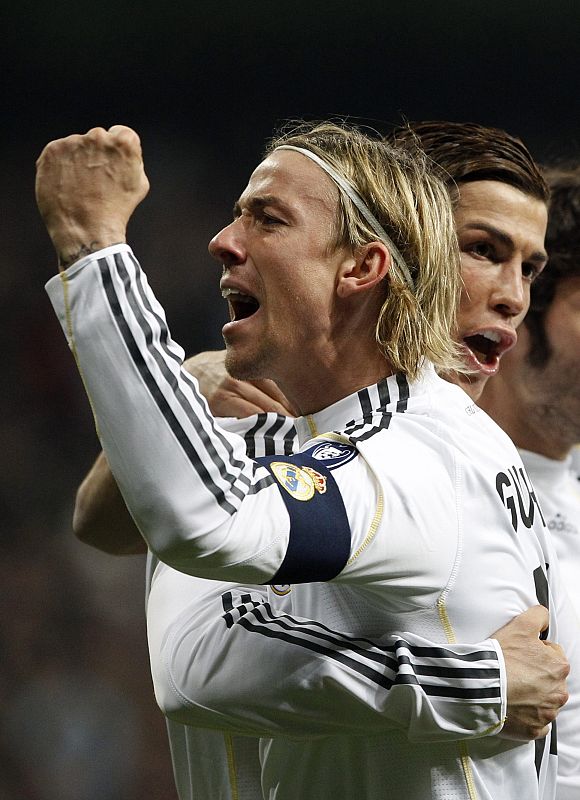 Guti celebra el primer tanto madridista. Él dio el pase a Ronaldo, que batió a Lloris.